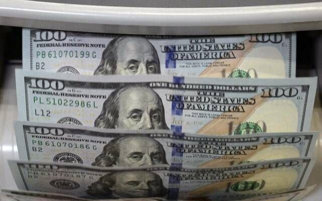 الدولار يرتفع طفيفًا قرب أعلى مستوياته في شهرين