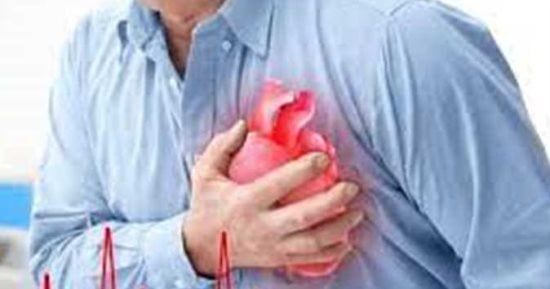 لو تعرضت لأزمة قلبية وأنت بمفردك.. جراح قلب يكشف خطوات فورية قد تنقذ حياتك