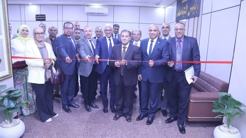 رئيس جامعة قنا يفتتح