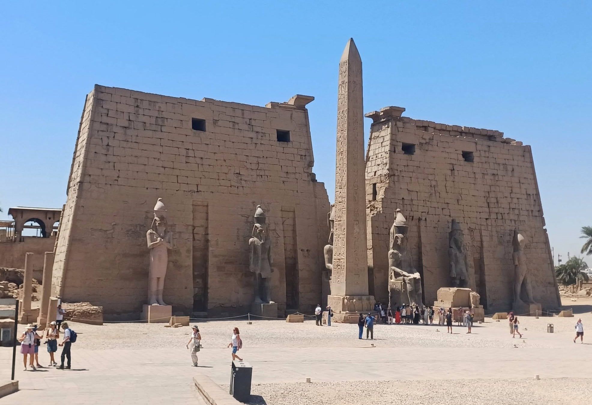 السياح يستمتعون بزيارة معبد الأقصر السياح يستمتعون بزيارة معبد الأقصر