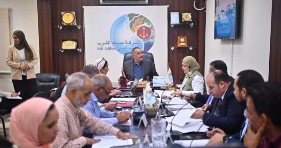 مياه القناة تستعرض خطط تطوير الخدمات ومشروعات الصرف الصحي