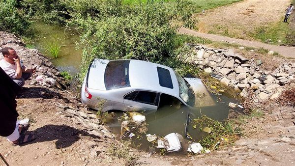انقلاب سيارة في ترعة على طريق رفاعة في فرشوط بقنا