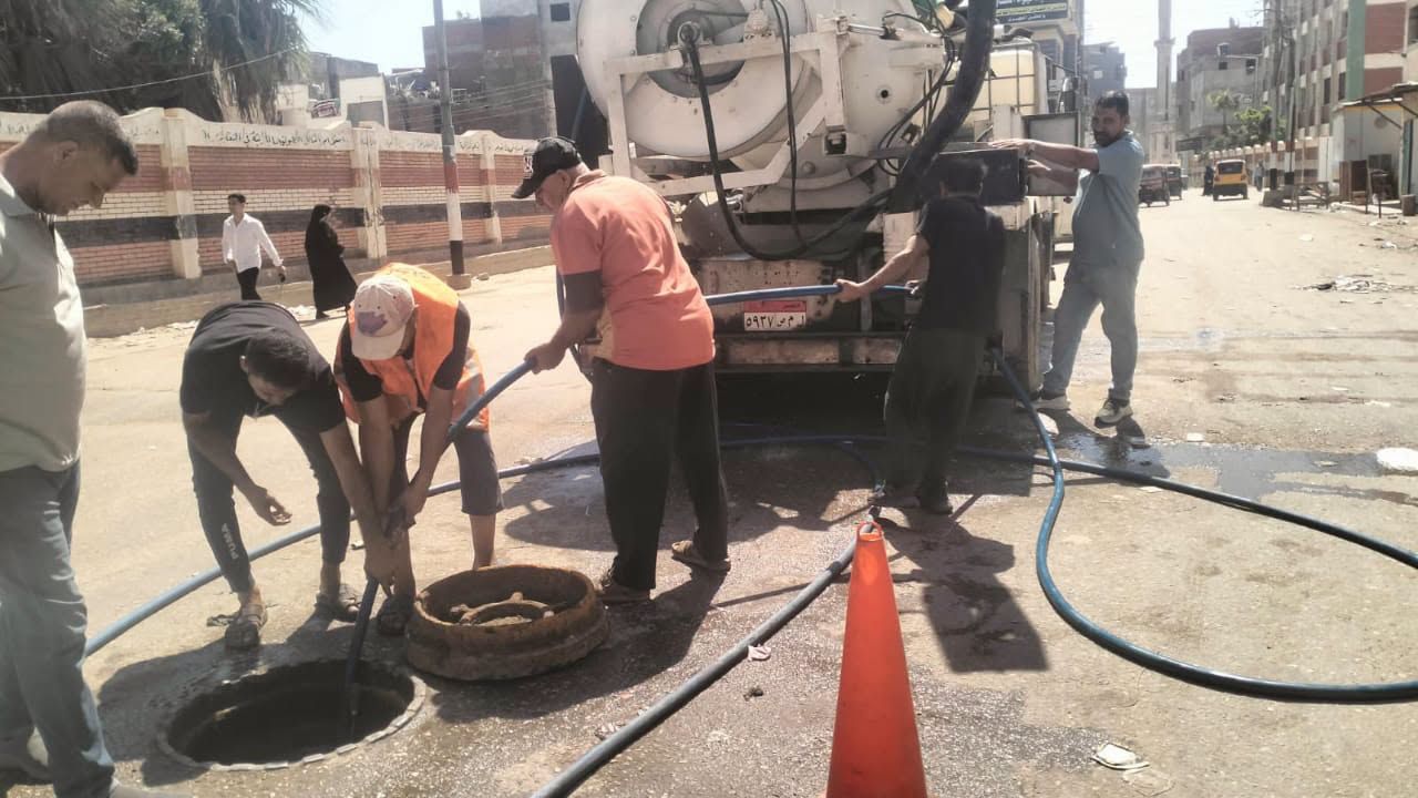 صيانة وتطهير شبكة الصرف الصحي ببرج البرلس لضمان انتظام الخدمة