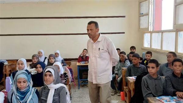 مدير "تعليم أبو تشت" بقنا يوجه التلاميذ بالحفاظ على الممتلكات العامة (صور)