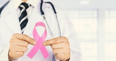 أعراض تظهر على النساء تستدعى الكشف عن السرطان