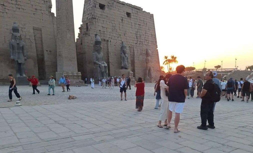 متعة وتوافد السائحين داخل معبد الأقصر متعة وتوافد السائحين داخل معبد الأقصر