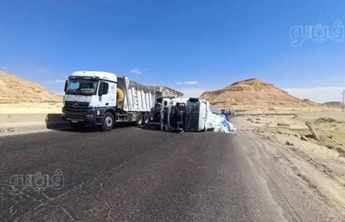 انقلاب تريلا عند الكيلو 7 بطريق "مطروح - سيوة" وتحذيرات للسائقين من الحادث