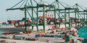 عدد
      الحاويات
      بميناء
      الملك
      عبدالعزيز
      بالدمام
      يرتفع
      37.4%
      في
      النصف
      الأول
      2024