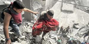 انتشال جثماني شهيدين من أنقاض منزل في خان يونس