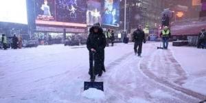 نيويورك تستقبل عاصفة ثلجية قوية.. تحذيرات من طوارئ جوية في عطلة عيد الميلاد (فيديو)