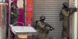 إسرائيليون يتنكرون فى هيئة جنود لسرقة المتاجر فى الضفة الغربية.. فيديو