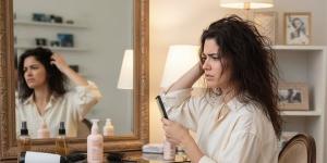 الفرق بين جفاف الشعر وتلف الشعر، كيف تميزين بينهما؟