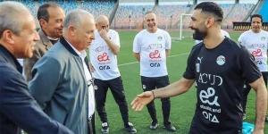 وصلة حديث بين هاني أبو ريدة ومحمد صلاح على هامش مران منتخب مصر (فيديو)