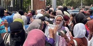 10 صور ترصد حزن وبكاء طلاب الثانوية العامة بعد انتهاء امتحان الكيمياء