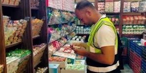إعدام 200 كيلو مواد خام منتهية الصلاحية في حملات رقابية على مصانع حلوى المولد بالشرقية
