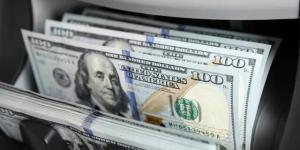 الدولار يتراجع لأدنى مستوياته مع انحسار توقعات رفع الفائدة