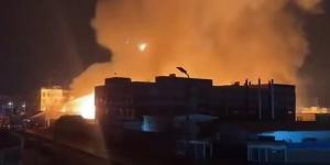 النيران وصلت إلى عنان السماء، حريق داخل مصنع كرتون خلف سوق العبور بالدقهلية (فيديو)