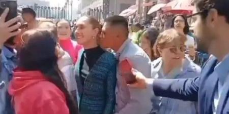 رئيسة المكسيك تتعرض للتحرش أثناء التقاط الصور مع المواطنين (فيديو)