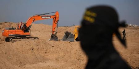 مصادر فلسطينية: تعقد عمليات البحث عن جثث 3 محتجزين إسرائيليين في غزة وسط الدمار