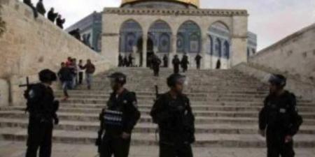 مستوطنون يقتحمون باحات المسجد الأقصى المبارك بحماية شرطة الاحتلال