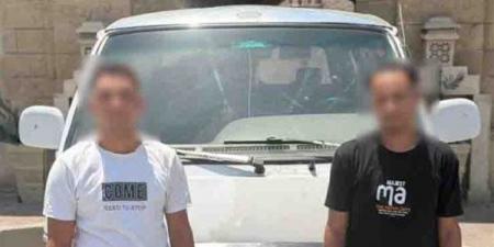 ضبط سائق ميكروباص سمح لشخص بالتعلق خلف السيارة وتعريض حياته للخطر بالقاهرة