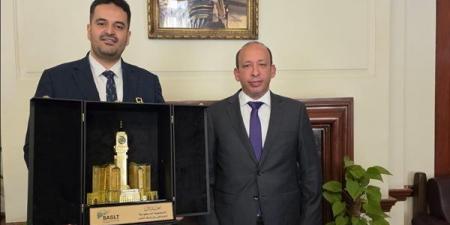 عميد قصر العيني يتسلم مجسما لوقف الملك عبد العزيز خلال المنتدى العلمي لصحة الكبد