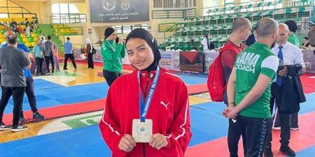 رئيس جامعة القناة يهنئ أريج إبراهيم لحصولها على المركز الثالث في بطولة المتوسط للكاراتيه