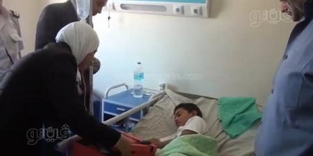 بعد تعرضه للتعذيب، وفد من النيابة يزور الطفل عبد الله بمستشفى أشمون ويقدم له هدايا (فيديو)