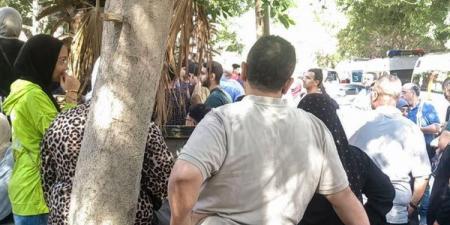 أولياء الأمور يدعمون أبناءهم الطلاب قبل دخول امتحاني الكيمياء والجغرافيا بلجان الثانوية بأسيوط (فيديو)