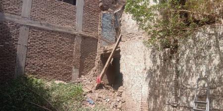 بالأسماء، مصرع عامل وإصابة اثنين في انهيار منزل بمدينة نقادة في قنا