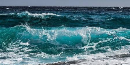 الأرصاد تحذر من ارتفاع الأمواج على هذه الشواطئ