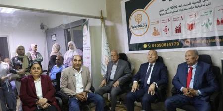 محافظ القاهرة يوزع كراسى كهربائية على ذوى الهمم
