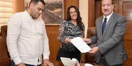 محافظ بورسعيد يوقع عقود تمليك أراضي لـ6 مصانع بالمنطقة الصناعية (صور)