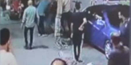 بسبب أولوية المرور في حلوان، مشادة الشارع تنتهي بجرح في الوجه وسقوط السائق (فيديو)