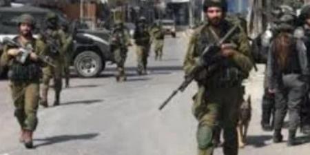 مستوطنون يقتحمون بلدة إذنا غرب الخليل وقوات الاحتلال تشدد حصارها للعام الثالث