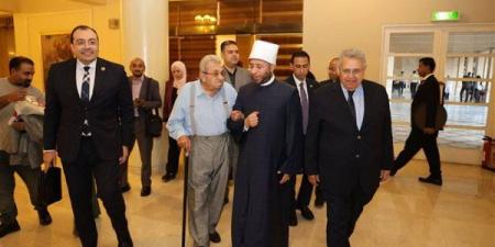 الأزهري يشيد بمسيرة الفنان فاروق فلوكس ويؤكد: "نهضة الأمم تبدأ من الأسرة الواعية" (صور)