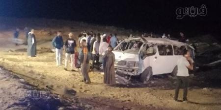 إصابة 11 شخصًا في انقلاب ميكروباص على طريق "الخارجة – أسيوط" (صور)