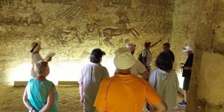 وفود سياحية تزور بني حسن وتل العمارنة بالمنيا (صور)
