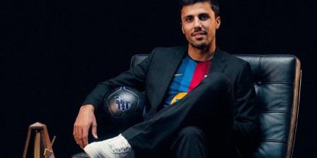برشلونة يعلن رسميا التعاقد مع رودري (فيديو)