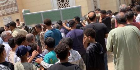 أهالي كفر الطويلة بالدقهلية يشيعون جثماني سيدة ونجلها ضحيتي حادث تصادم طريق طلخا