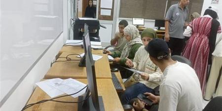 مكتب التنسيق بجامعة القناة يستقبل 75 طالبًا لتسجيل استمارات تقليل الاغتراب