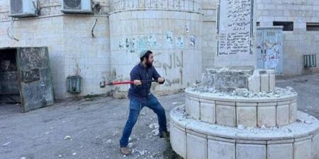 مطرقة الإرهابي سوكوت تحطم نصبا تذكاريا فلسطينيا.. و"هآرتس": سلوكيات المسؤولين الإسرائيليين في الضفة "استعراض انتخابي" (فيديو)