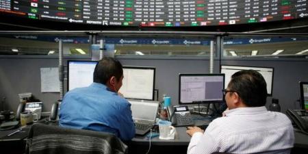 الأسواق الناشئة تترقب تدفقات قوية مع تراجع الدولار