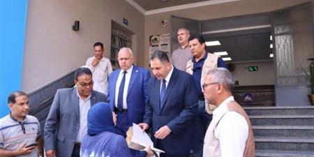 محافظ دمياط يستمع لشكاوى الأهالي ويسلم عقود التصالح في مخالفات البناء