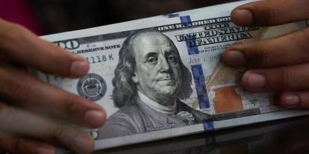 الدولار يتراجع مع تلاشي رهانات رفع الفائدة الأمريكية