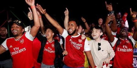 جماهير أرسنال تحتفل بتعادل إيفرتون مع مانشستر يونايتد بالدوري الإنجليزي (فيديو)