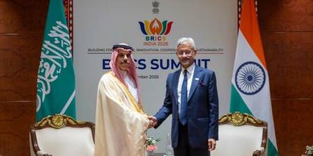 وزير الخارجية ونظيره الهندي يستعرضان تطور التعاون الثنائي في مختلف المجالات