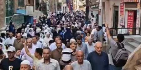 زفة شعبية فى سقارة.. أهالى القرية يودعون 25 حافظًا للقرآن قبل سفرهم للعمرة