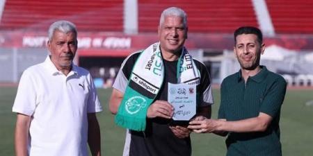 الاتحاد المصراتي يهدي وائل جمعة مدير الكرة بالأهلي درع وعلم النادي