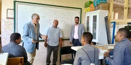 وكيل "التعليم" بقنا يتابع انتظام حضور الطلاب والانضباط بمدارس إدارة دشنا